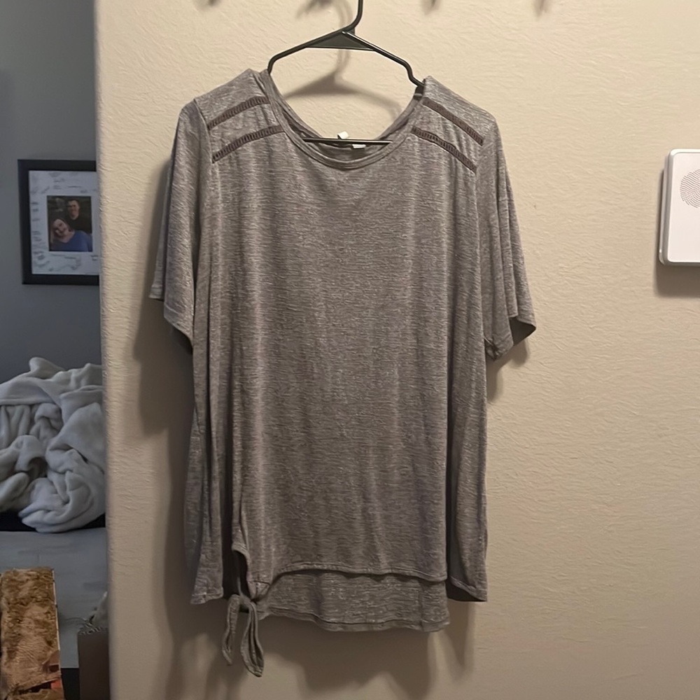 Plus size Gray Blouse. Size XXL
